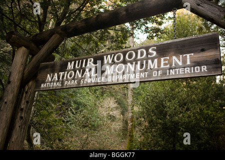 Ortseingangsschild hängt über Trail zum Muir Woods National Monument, Marin County, Kalifornien, Vereinigte Staaten von Amerika Stockfoto