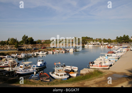 Kleinen Hafen von Nea Potidea Chalkidiki und Umgebung Nord Griechenland über Bootfahren ist die Böschung der Potidea Kanal Stockfoto