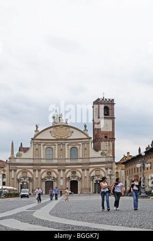 Junge Frauen in Piazza Ducale Vigevano Italien mit 17. Jahrhundert Kathedrale oder Dom entworfen von Antonio da Lonate laufen Stockfoto