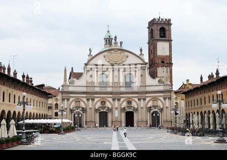 Piazza Ducale Vigevano Italien mit 17. Jahrhundert Kathedrale oder Dom entworfen von Antonio da Lonate mit konkaven Barockfassade Stockfoto