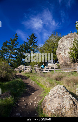 Eine Frau Wanderungen auf einem Wanderweg in der Nähe von Muir Woods National Monument, Ocean View Trail, Marin County, Kalifornien, Vereinigte Staaten von Amerika Stockfoto