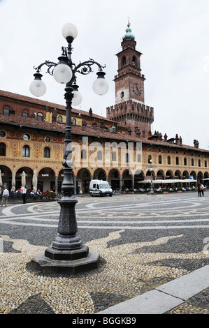 Straßenlaterne und Bramante Turm im Castello Sforzesco in Piazza Ducale Vigevano Lombardei Italien mit Arkaden oder portaci Stockfoto