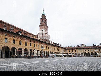 Bramante Turm im Castello Sforzesco in Piazza Ducale Vigevano Lombardei Italien mit Arkaden oder Portaci im Vordergrund Stockfoto
