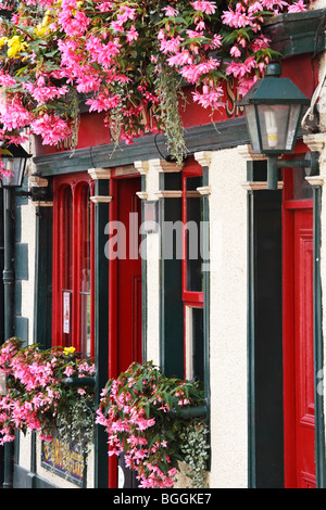 Die Fassade des O'Kane Pub in der Stadt Randalstown, County Antrim, Nordirland Stockfoto