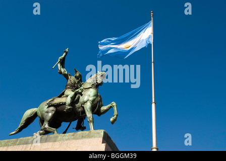 Statue von General Manuel Belgrano auf seinem Pferd mit der Fahne in Plaza de Mayor in Buenos Aires, Argentinien Stockfoto