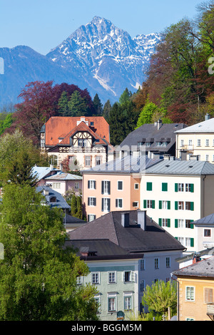 Häuser in Salzburg, Chiemgauer Alpen im Hintergrund, Salzburg, Österreich, hoher Winkel anzeigen Stockfoto