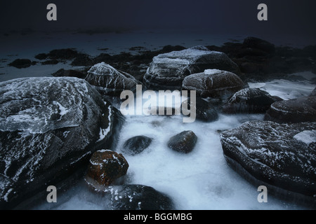 Gefrorene Küste am Oslofjord an Larkollen in Rygge, Østfold, Norwegen. Stockfoto