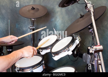 elektronisches Schlagzeug spielen Stockfoto