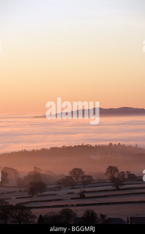 Winter-Sonnenaufgang genommen von der Spitze der Moel y Gaer, in der Nähe von Rhosesmor Nord-Wales. Stockfoto