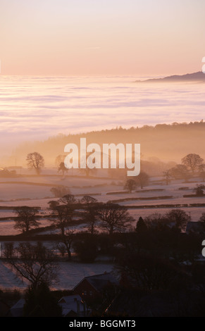 Winter-Sonnenaufgang genommen von der Spitze der Moel y Gaer, in der Nähe von Rhosesmor Nord-Wales. Stockfoto