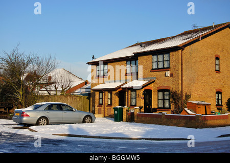 Haus und Auffahrt im Schnee, Stanwell Moor, Surrey, England, Vereinigtes Königreich Stockfoto