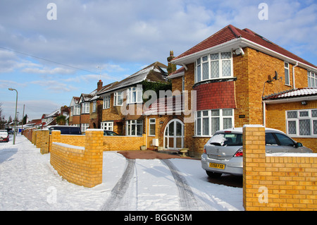 Häuser und Auffahrt in Schnee, Stanwell, Surrey, England, Vereinigtes Königreich Stockfoto