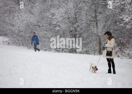 Alexandra Palace, London, England, 6. Januar 2010: eine junge Frau macht einen Anruf auf ihrem Handy in starkem Schneefall. Stockfoto