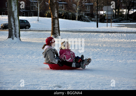 Schlittenfahren auf The Long Walk im Winterschnee, Schloss Windsor, Windsor, Berkshire, England, Vereinigtes Königreich Stockfoto