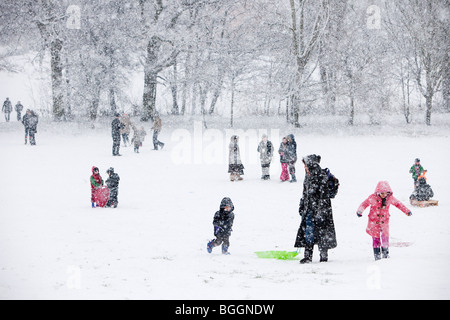 Alexandra Palace, London, England, 6. Januar 2010: Menschen genießen die ungewöhnlichen starken Schneefall. Stockfoto