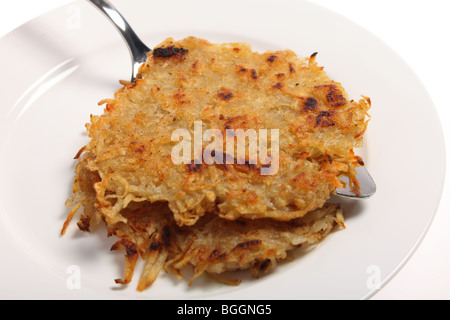 Eine Platte mit traditionellen Schweizer Rösti Kartoffeln auf einem Spatel Stockfoto