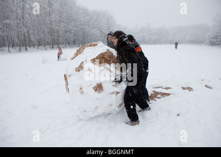 Alexandra Palace, London, England, 6. Januar 2010: Menschen genießen die ungewöhnlichen starken Schneefall. Stockfoto