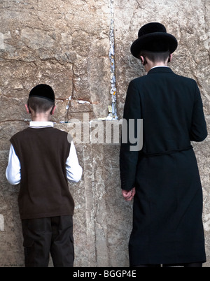 Junge jüdische Männer, die an der Klagemauer beten (bekannt als der Kotel) in Jerusalem Israel die meisten heilige Stätte Stockfoto