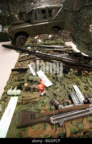 Portugiesische Armee HK G3A3 Sturmgewehre und Land Rover Defender 90 HT Jeep. Stockfoto