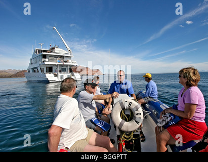 Besucher, die Rückkehr von Ufer Reise nach Safari Quest Kreuzfahrtschiff, Baja California, Mexiko. Stockfoto