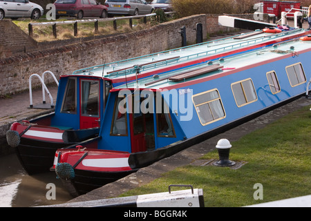 Zwei Kanal Boote warten darauf, durch eine Schleuse passieren Stockfoto