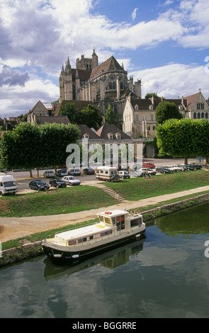 Die Stadt und Bootshafen in Auxerre Frankreich am Fluss Yonne in Burgund, Frankreich. Stockfoto