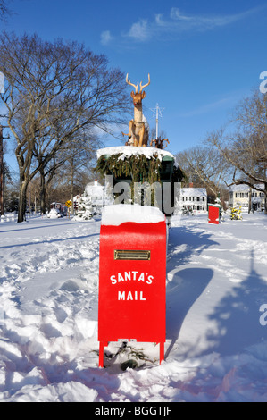 Santas Mail mit Rentier außerhalb mit Schnee Stockfoto