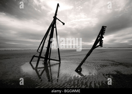 Mast eines versunkenen Schiffes an Jekyll Punkt (B&W) - Jekyll Island, Georgia USA Stockfoto