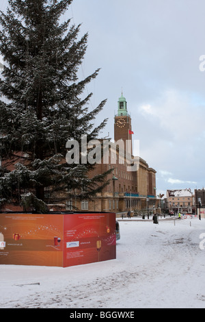 Auf der Suche nach Norwich City Hall - in Norwich in der UK-Schneefall von Anfang Januar 2010. Stockfoto