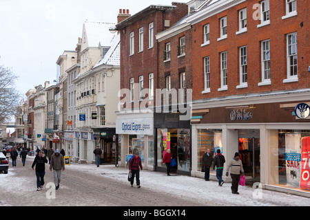Lagerräumung und Januar Verkauf Zeichen durch Norwich Stadtzentrum im Datensatz UK Schneefall von Anfang Januar 2010.