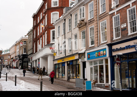 Lagerräumung und Januar Verkauf Zeichen um Norwich im Datensatz UK Schneefall von Anfang Januar 2010. Gaol Hügel in der Nähe des Marktes Stockfoto