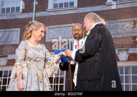 Philadelphia-Bürgermeister Michael Nutter heiraten Ben Franklin und Betsy Ross am 3. Juli 2008 in Independence Hall, Philadelphia Stockfoto