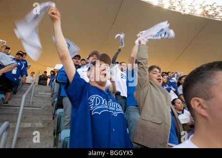 Dodger Fans jubeln während der National League Championship Series (NLCS), Dodger Stadium, Los Angeles, CA am 12. Oktober 2008 Stockfoto