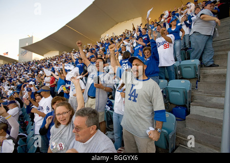 Dodger Fans jubeln während der National League Championship Series (NLCS), Dodger Stadium, Los Angeles, CA am 12. Oktober 2008 Stockfoto