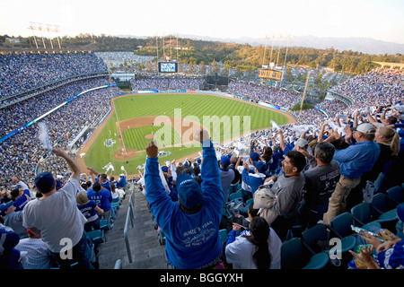 Dodger Fans jubeln während der National League Championship Series (NLCS), Dodger Stadium, Los Angeles, CA am 12. Oktober 2008 Stockfoto