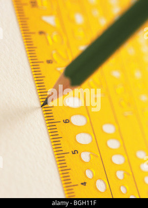 Bleistift zeichnen einer Linie mit einem Lineal Stockfoto