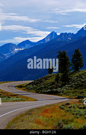 Kurvenreiche Straße in die Teton Range in Grand Teton Nationalpark, Wyoming, USA Stockfoto