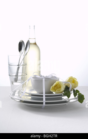 Gegenstände zum Tisch- und Küchengebrauch gebunden mit einem weißen Band und weißen Rosen Stockfoto