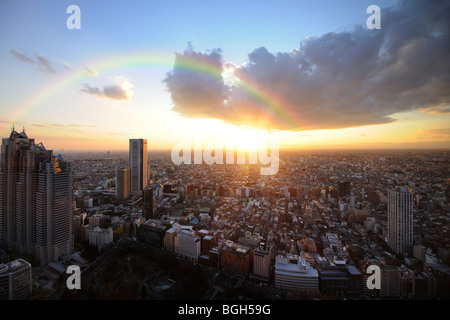 Die untergehende Sonne und ein Regenbogen über Osten Tokio von der Tokyo Metropolitan Government Offices Beobachtungsraum Stockfoto