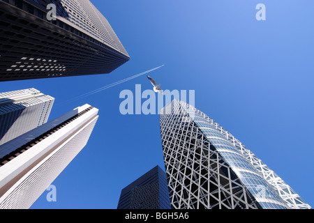 Einer Möwe und ein Jet Stream über einem Hochhauskomplex in Shinjuku, Shinjuku-ku, Tokyo, Japan Stockfoto