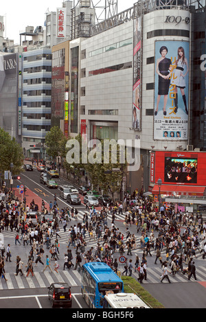 Shibiuya Kreuzung. Überfüllten Fußgängerüberweg, Tokyo, Japan Stockfoto