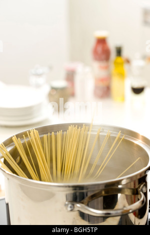 Spaghetti kochen in einem Topf Wasser Stockfoto