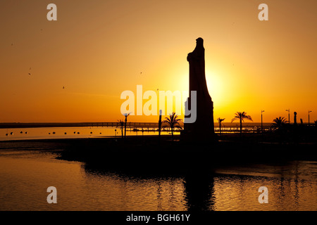 Monumento Colón Atardecer Punta del Sebo Huelva Andalusien España Kolumbus-Denkmal in der Abenddämmerung Punta del Sebo Huelva Andalusien Spanien Stockfoto