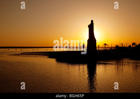 Monumento Colón Atardecer Punta del Sebo Huelva Andalusien España Kolumbus-Denkmal in der Abenddämmerung Punta del Sebo Huelva Andalusien Spanien Stockfoto