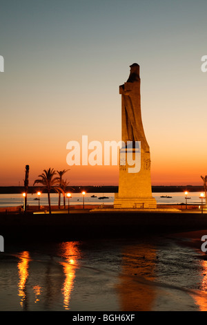 Monumento Colón Atardecer Punta del Sebo Huelva Andalusien España Kolumbus-Denkmal in der Abenddämmerung Punta del Sebo Huelva Andalusien Spanien Stockfoto