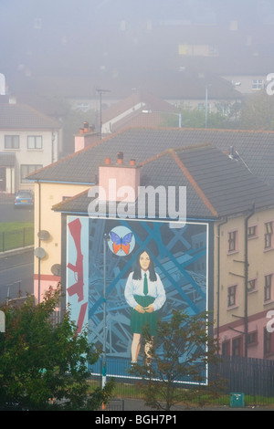 Gemalte Wandbild Darstellung einer Szenenverlaufs aus der "Probleme" auf der Seite eine Wohnung in der Bogside Bezirk Londerry, Nordirland Stockfoto