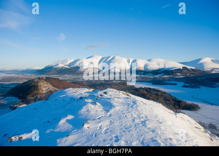 Die schneebedeckte Skiddaw-Massivs von Cat Glocken, Lake District, Cumbria betrachtet Stockfoto