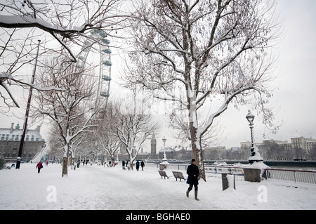 Das London Eye auf der South Bank im Schnee, Blick Richtung Houses of Parliament und Westminster Bridge Stockfoto