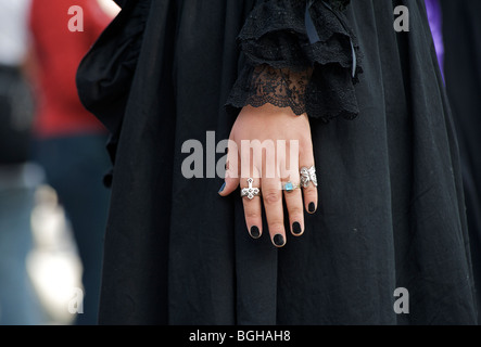 Detail von Frauenhand in Gothic Cosplay-Outfit, Yoyogi Park, Harajuku, Tokyo, Japan Stockfoto