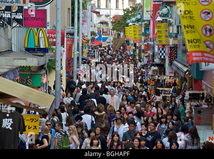 Überfüllten Takeshita-Straße in Harajuku Tokio, Japan Stockfoto